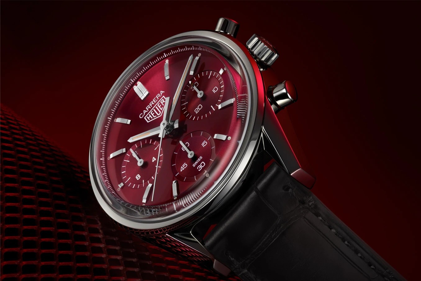 泰格豪雅卡莱拉系列红色表盘腕表，尽显热情与活力-腕表百科