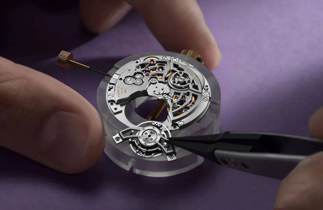 爱彼推出紫色皇家橡树系列-自动上链浮动式陀飞轮超薄腕表-腕表百科