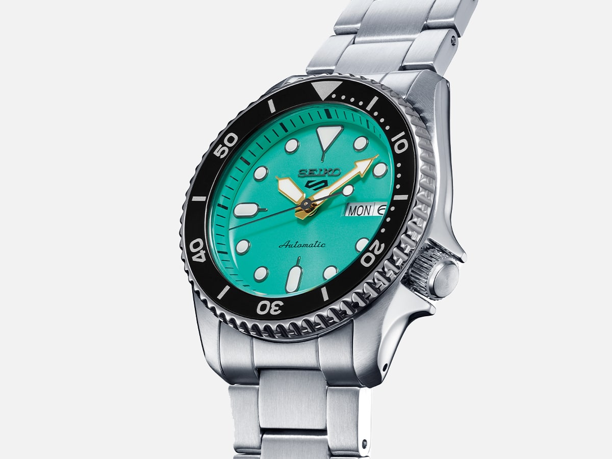 Seiko-5-Sports-SRPK33-watch-face.jpg